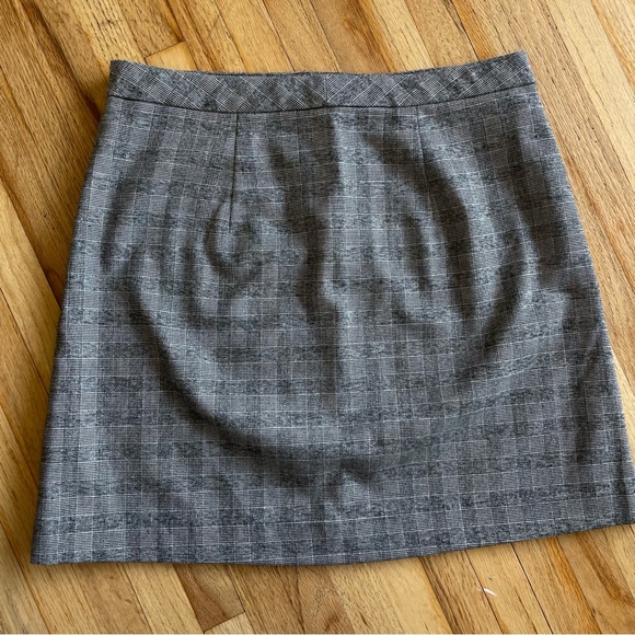 petite (4) / black & gray skirt by Banana Republic - Picture 2 of 5